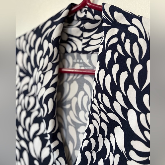 Grace Blue & White Graphic 3/4 Sleeve Blouse – Large 🤍 - Picture 2 of 3